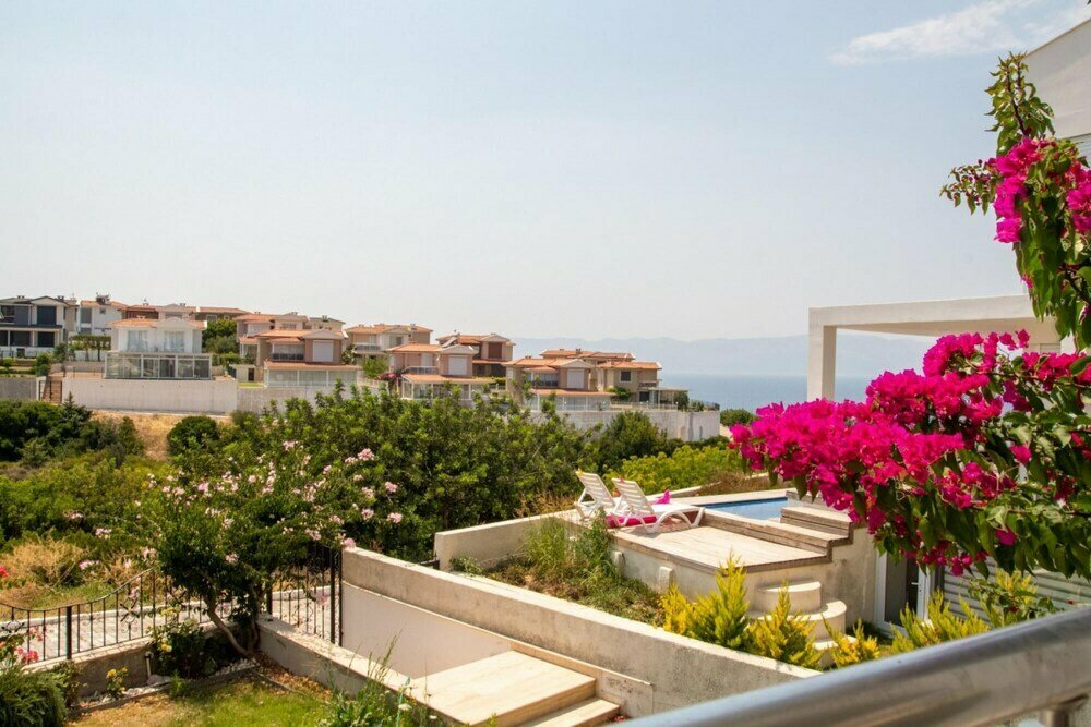 Short-term housing rental Peaceful House With Refreshing Terrace in Cesme, Cesme, photo