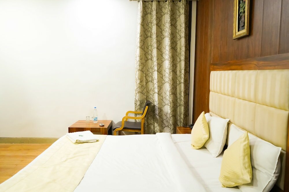 Фото Roomshala 025 Hotel Rts