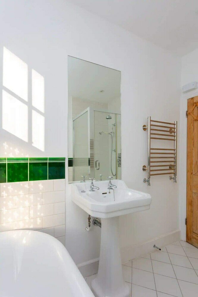 Фото Unique and Sun Filled 2 Bedroom Flat With Balcony -hackney