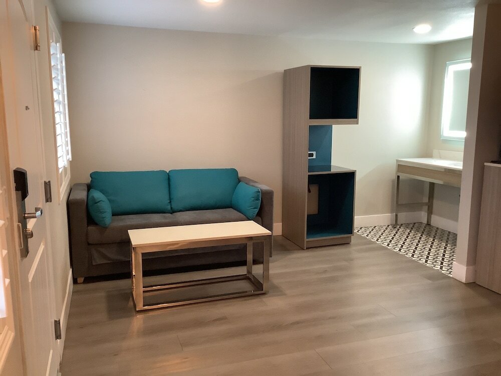 Фото Super 8 by Wyndham Oceanside Downtown