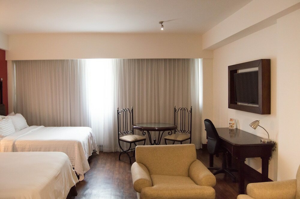 Фото Holiday Inn & Suites Guadalajara Centro Historico