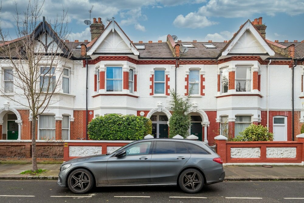 Фото Altido Homely 2 Bed Riverside Flat with Patio in Hammersmith