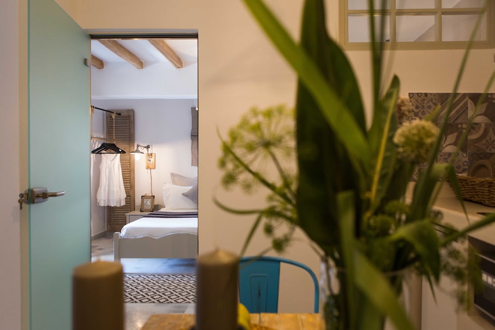 Фото Athina Studios & Suites