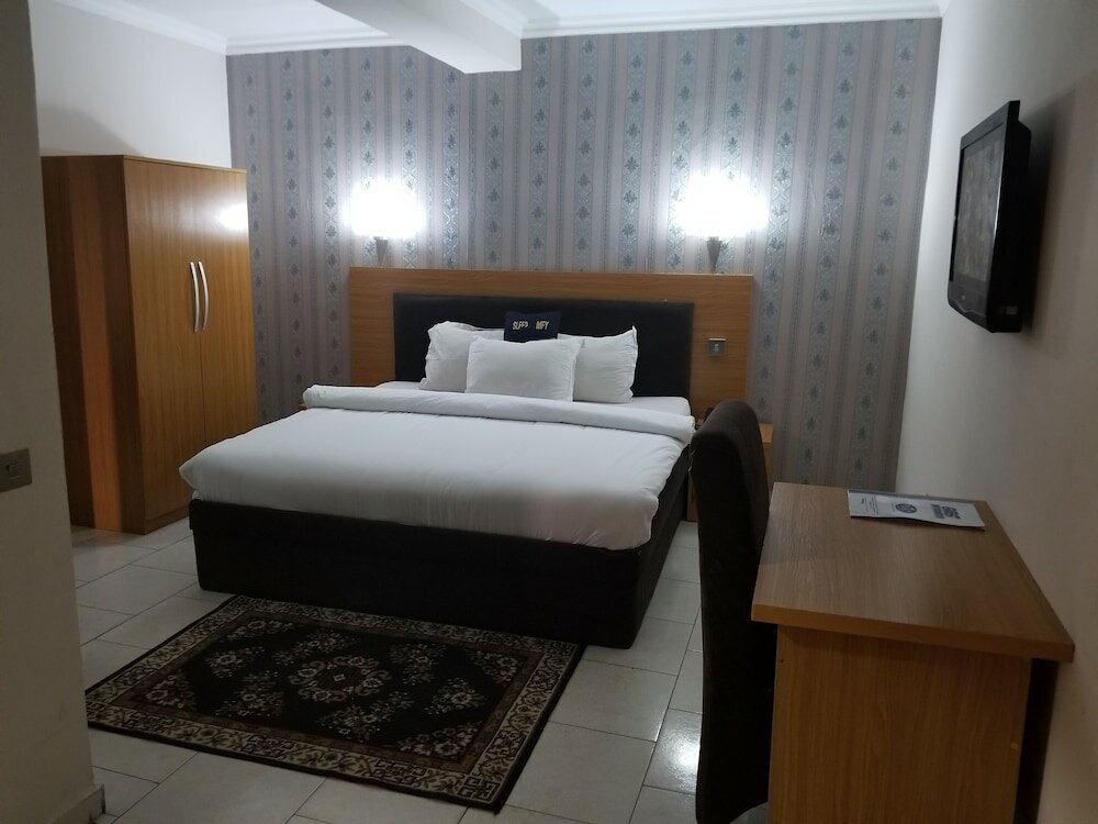 Фото Peemos Place Warri