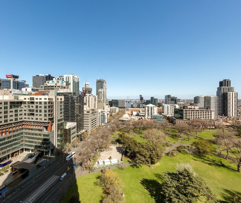 Фото Oaks Melbourne on William Suites