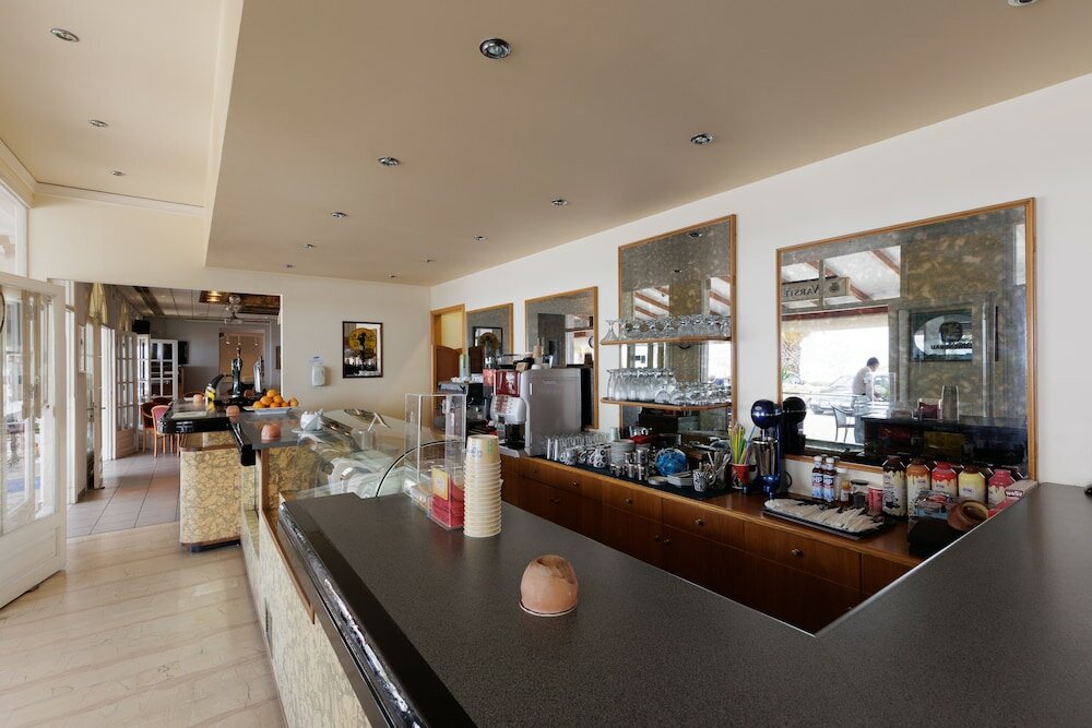 Фото Aphrodite Beachfront Hotel by Konnect, Roda