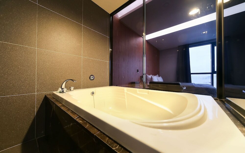 Фото Changwon Jinhae Lewis Hotel