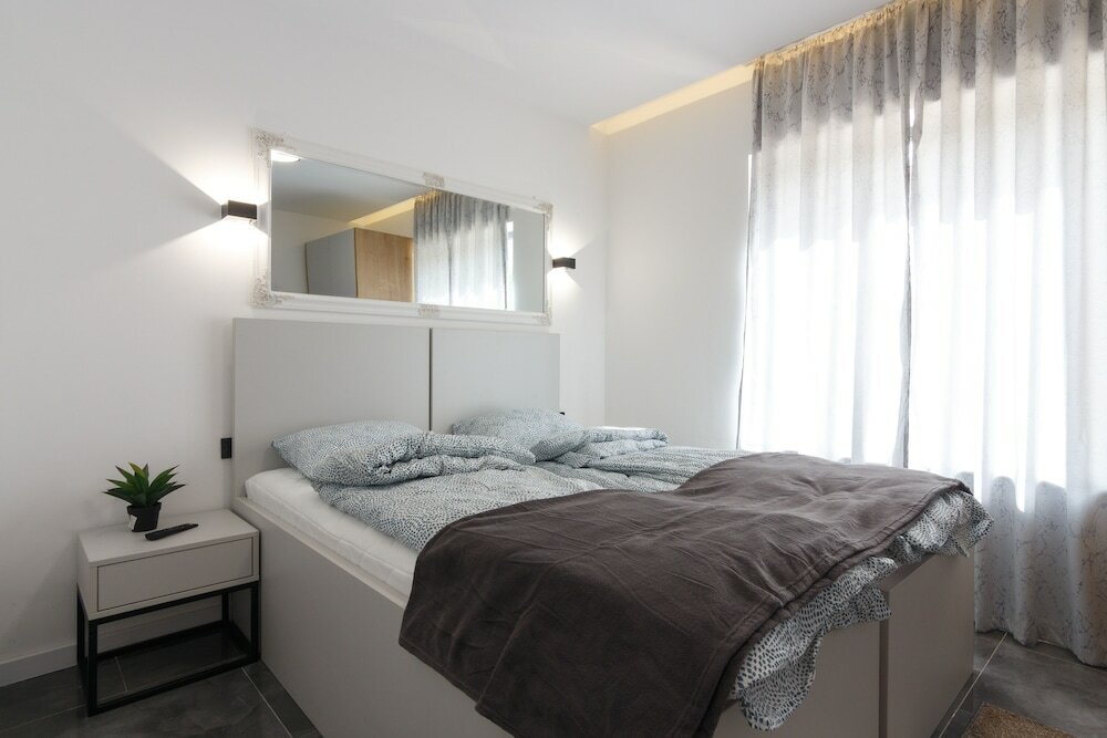 Фото Deluxe Feliciano Apartments