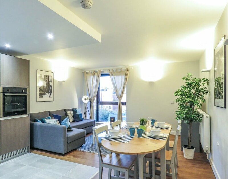 Гостиница Tudors eSuites City Centre House в Бирмингеме