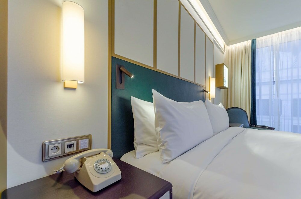 Фото The Emerald House Lisbon Curio Collection by Hilton