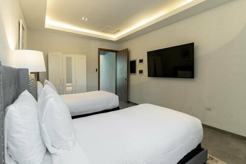 Гостиница Grand Modern Villa 6-bedroom! Brand New! Heated Jacuzzi! в Ноорде