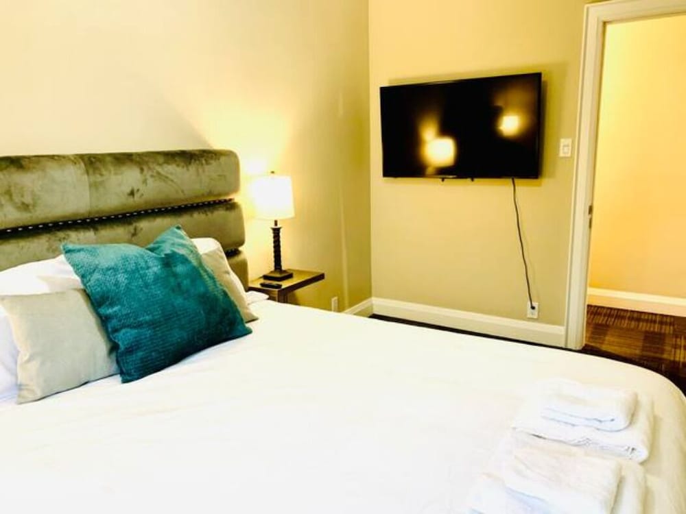 Фото Professional Three Bedroom Condo Suite