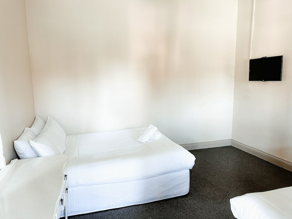 Фото Central Hotel Stroud