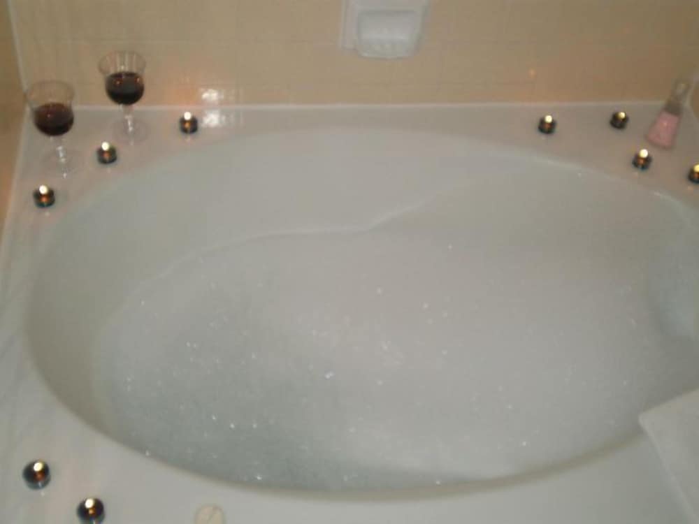 Фото Ontario Inn & Suites