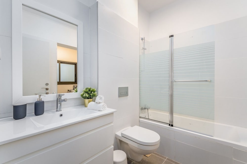 Фото Luxury Garden Apartment Heated Pool