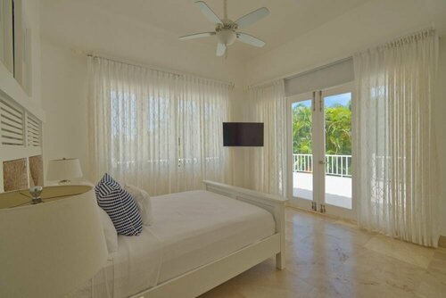 Гостиница Fantastic 8-bedroom Golf-front Mansion Near the Beach