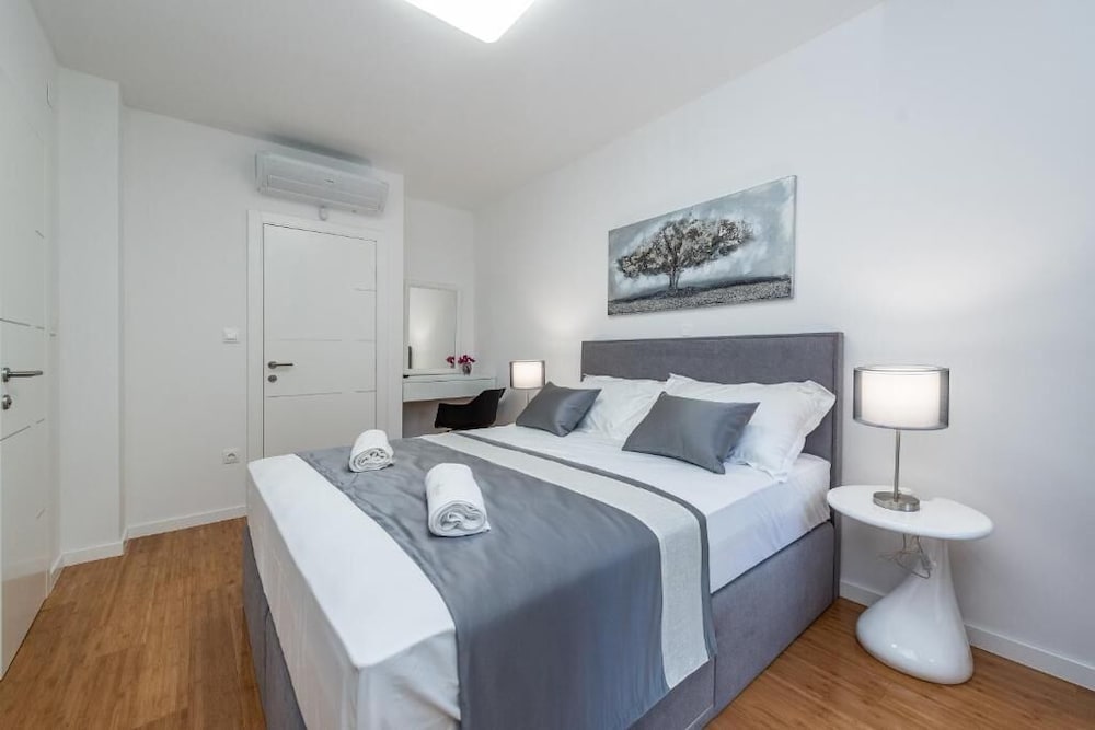 Фото Sunset apartment with private pool and jacuzzi