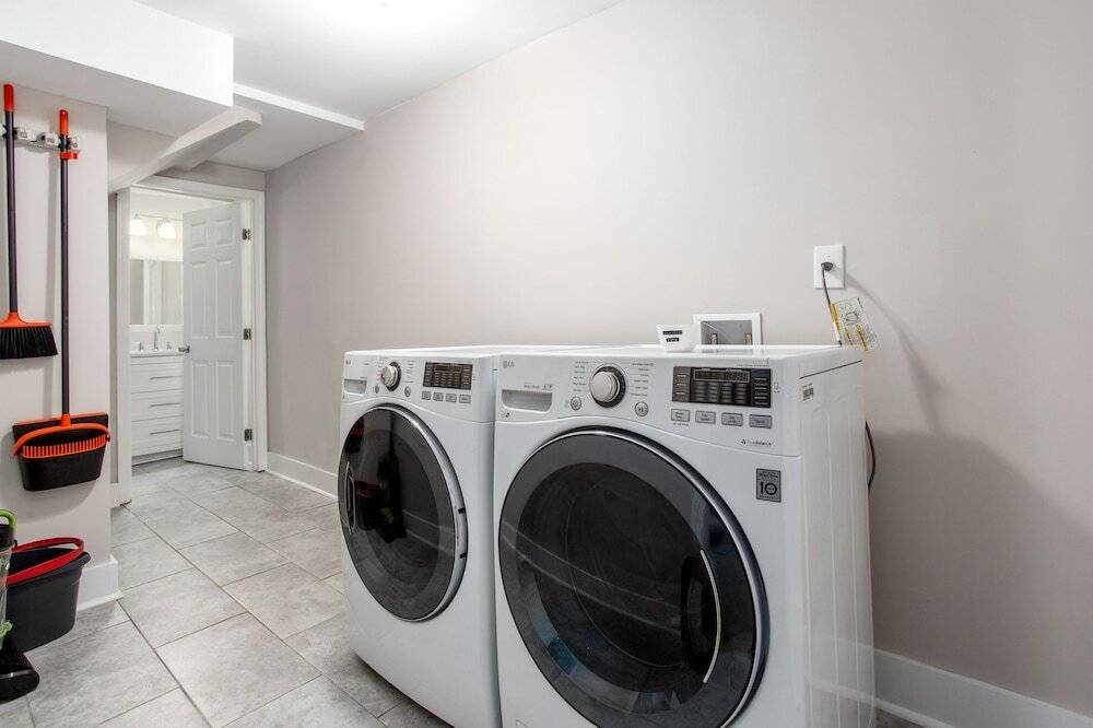 Фото The Gamer-4br Home-Near Everything Atl