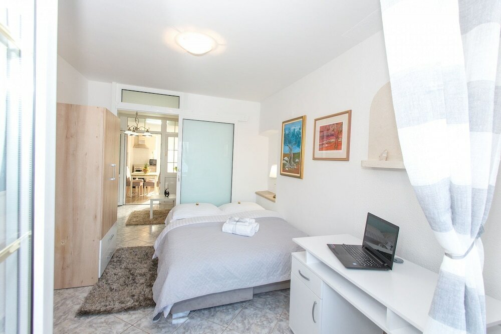 Фото Suzi - 10 m From sea - A1-meri 1