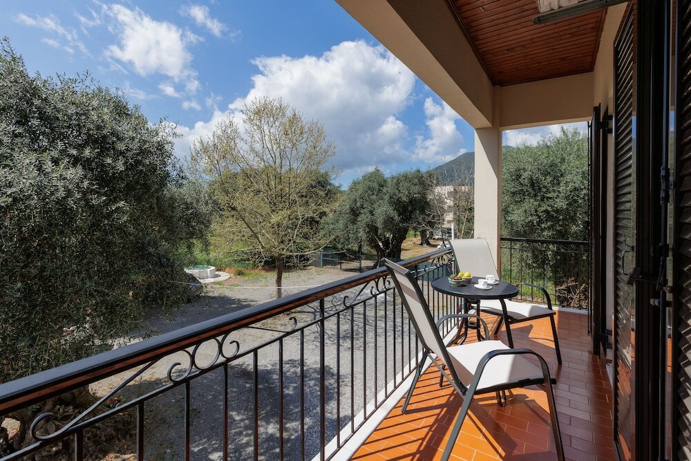 Фото The Island Life Apartments by Konnect, Ipsos Beach