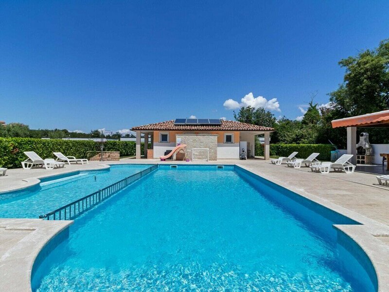 Гостиница Splendid Mobile Home in Banjole With Swimming Pool