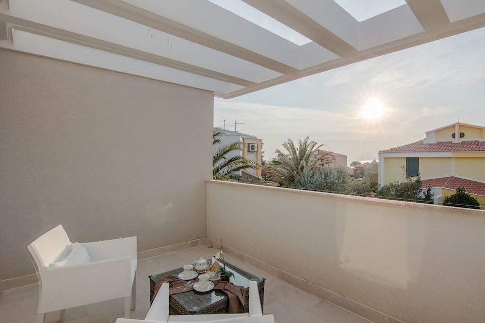 Фото Luxury Villa White Rose with the Pool