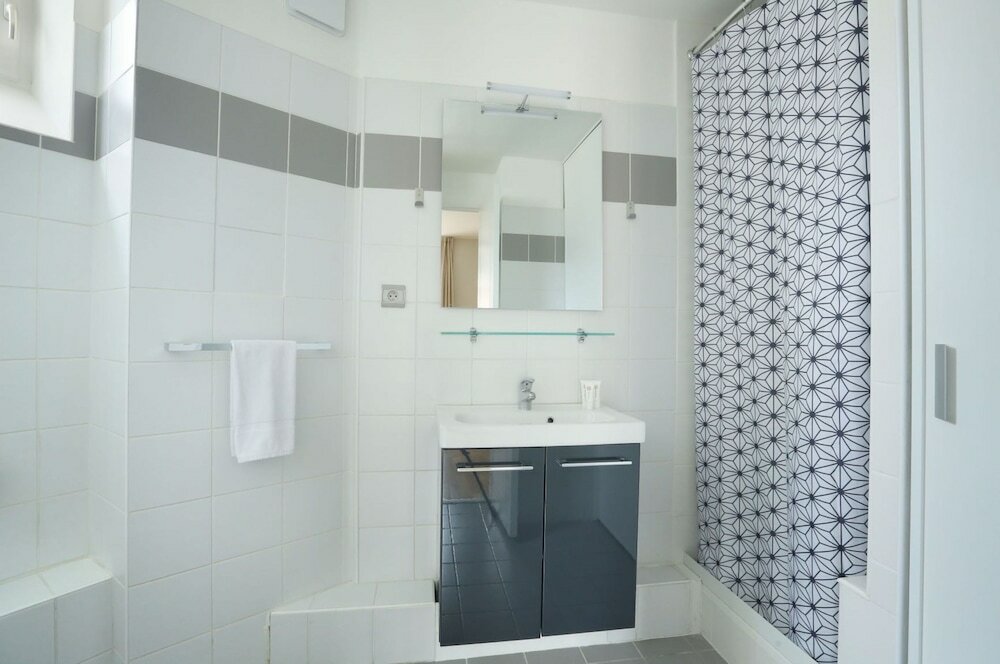 Фото Short Stay Group Museum View Serviced Apartments