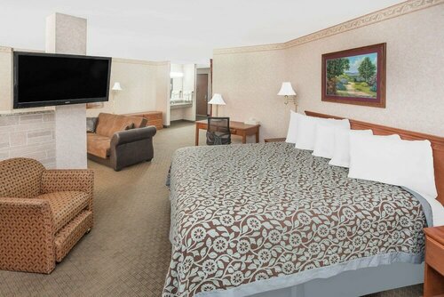 Гостиница Days Inn & Suites by Wyndham Brinkley