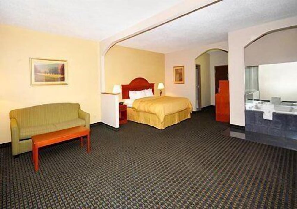 Фото Comfort Suites Fairgrounds West