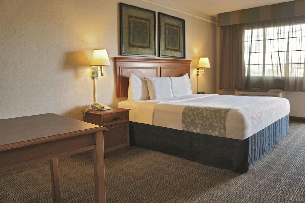 Фото La Quinta Inn by Wyndham Albuquerque Airport