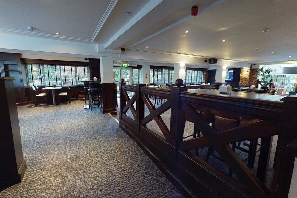 Фото Village Hotel Manchester Cheadle