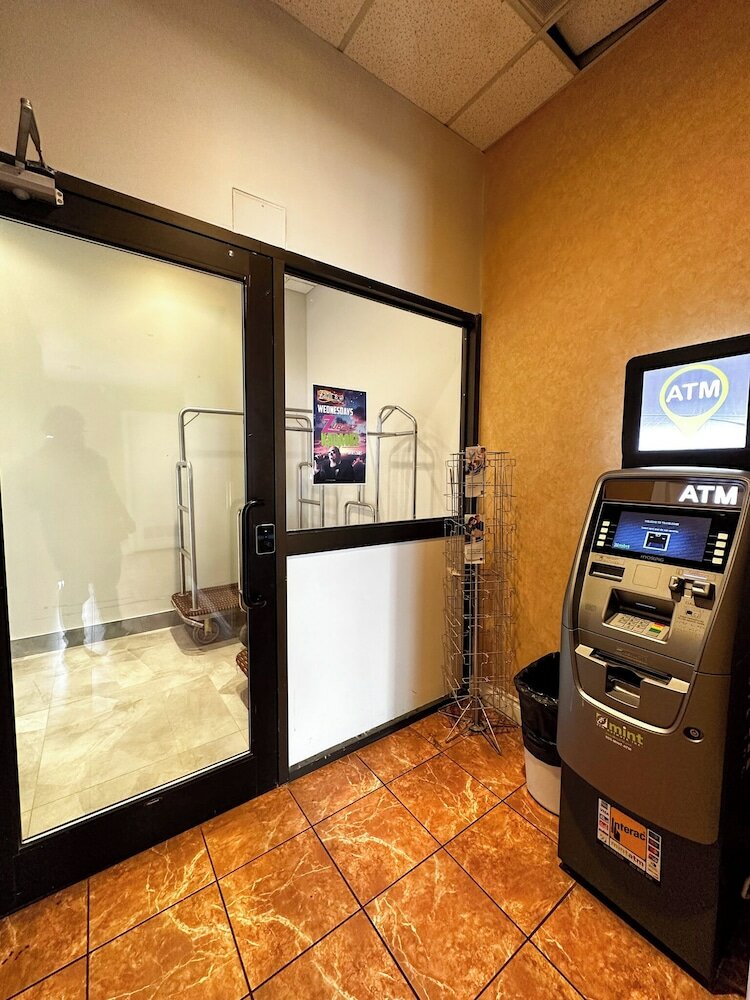 Фото Travelodge by Wyndham Regina