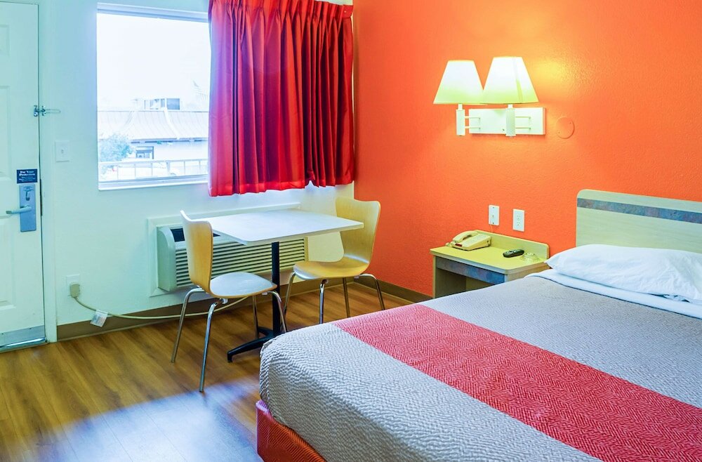 Фото West Ashley Inn