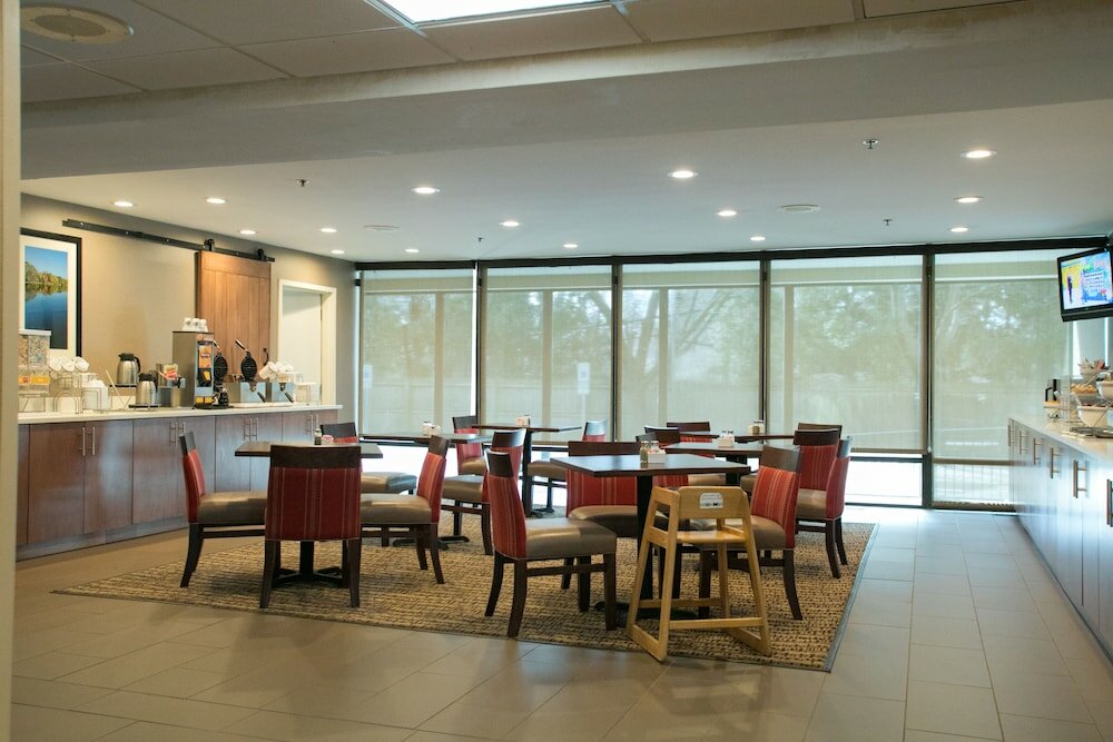 Фото Comfort Suites Oakbrook Terrace near Oakbrook Center