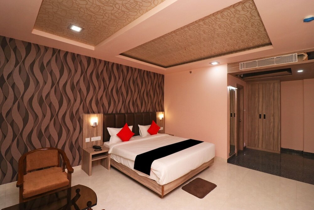 Фото Capital O 27765 Hotel VIP Square