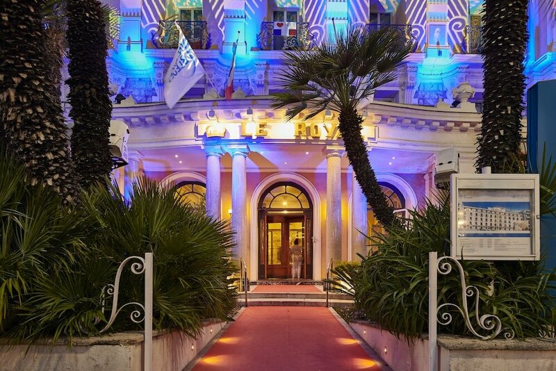 Гостиница Hôtel Vacances Bleues Le Royal в Ницце