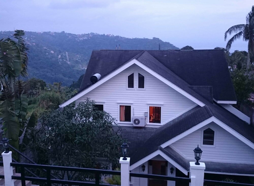 Фото Chateau Beatrice Bed & Breakfast