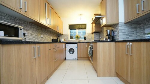 Гостиница 4Bed Spacious House Free Parking в Слау