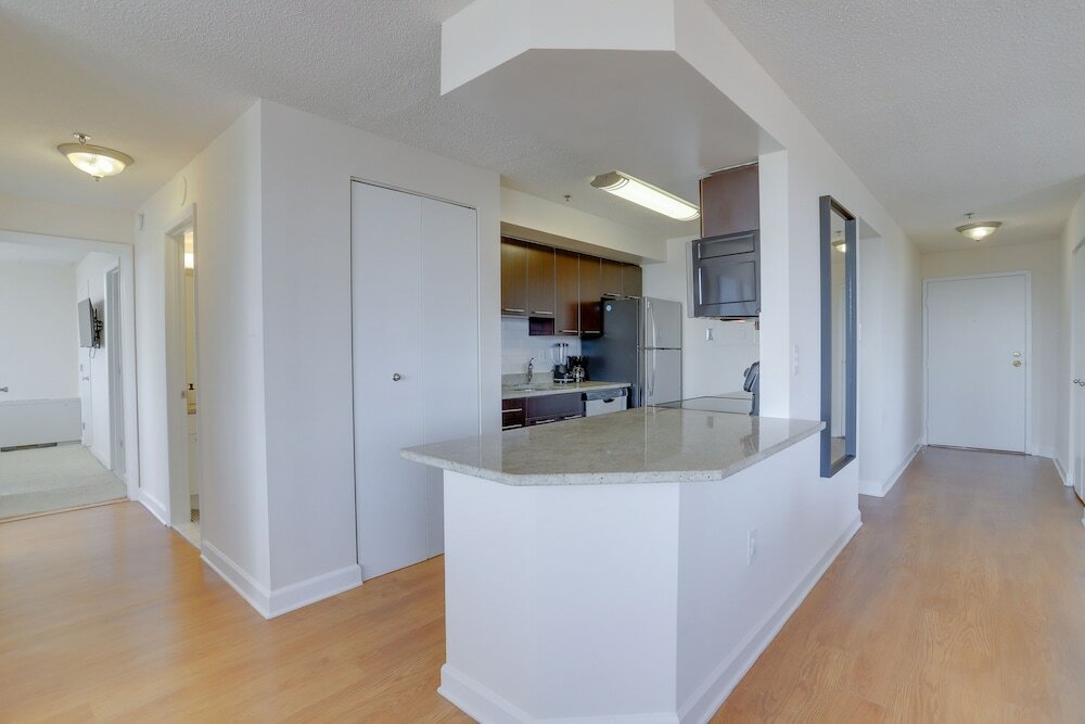 Фото Gorgeous Apt with Rooftop City View