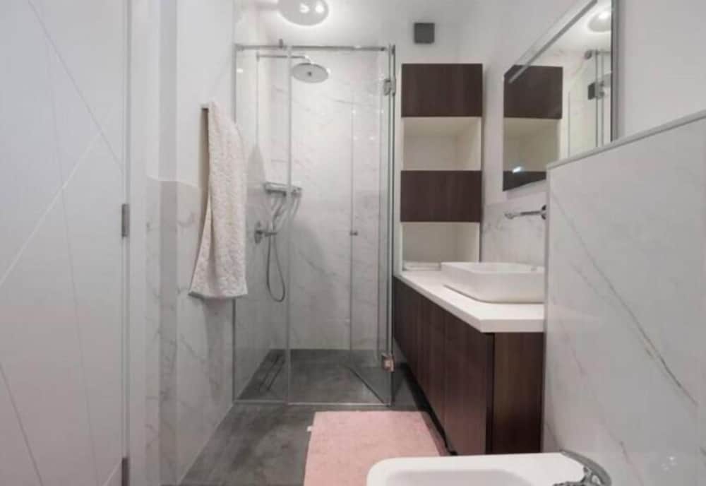 Фото Regina's Residence-One Bedroom Apartment