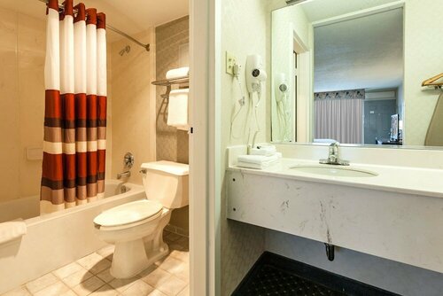 Гостиница Red Roof Inn & Suites DeKalb в Декальбе