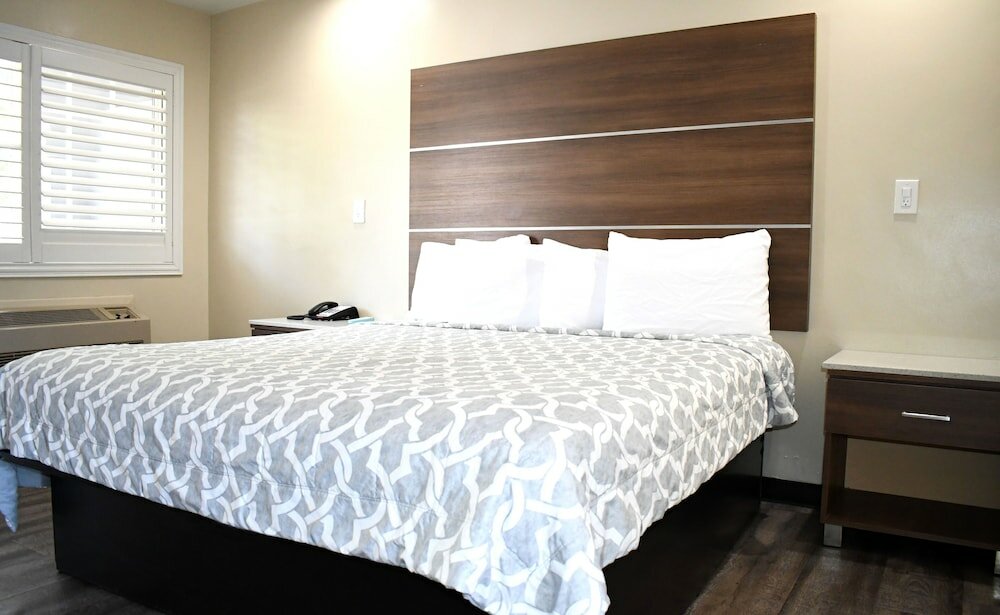 Фото Travelodge by Wyndham Long Beach Convention Center