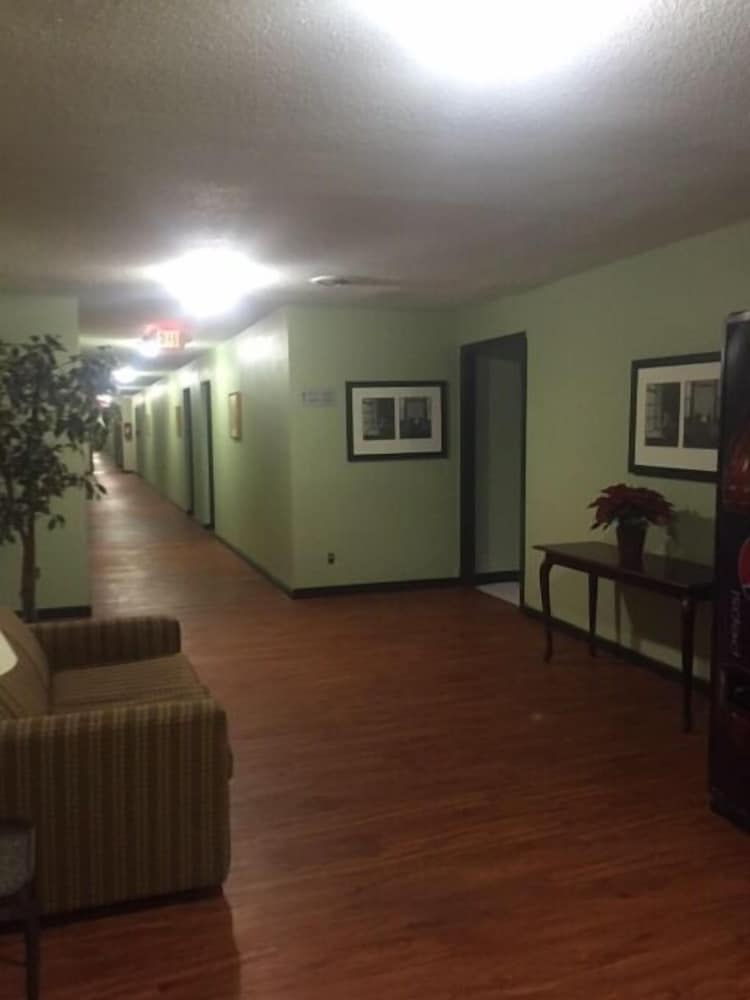 Фото Days Inn by Wyndham Cleveland Lakewood