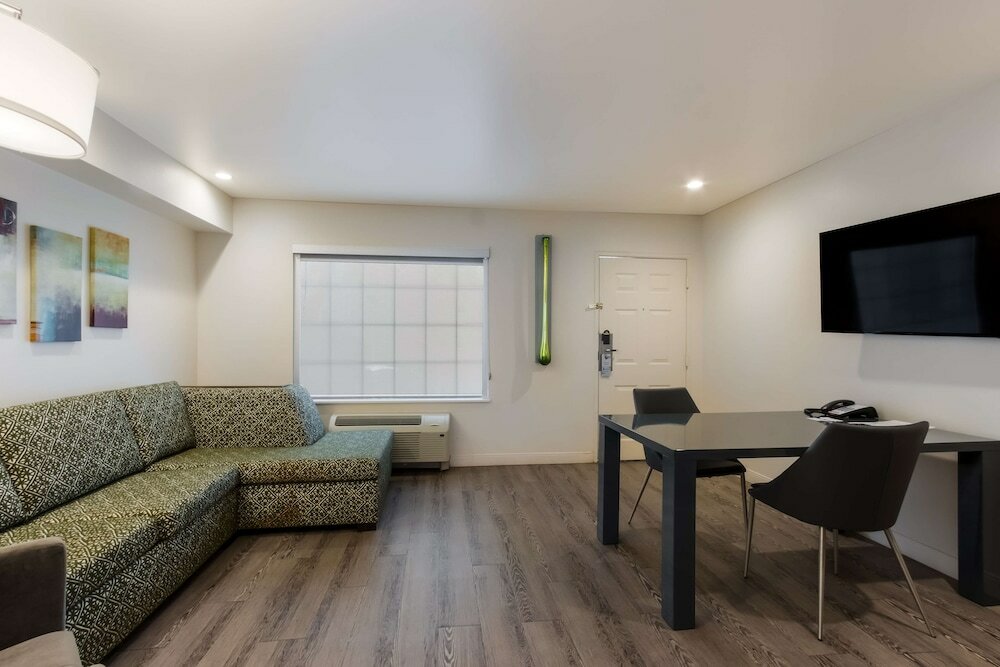 Фото SureStay Plus Hotel by Best Western Tempe University