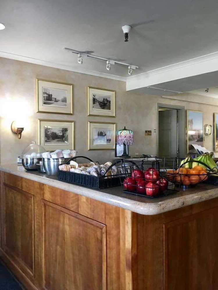 Фото Hardman House Inn & Suites