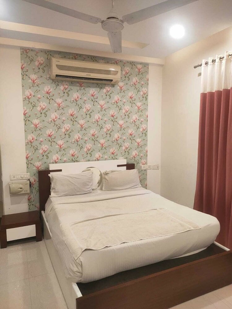 Фото IROOMZ Ekasila Suites