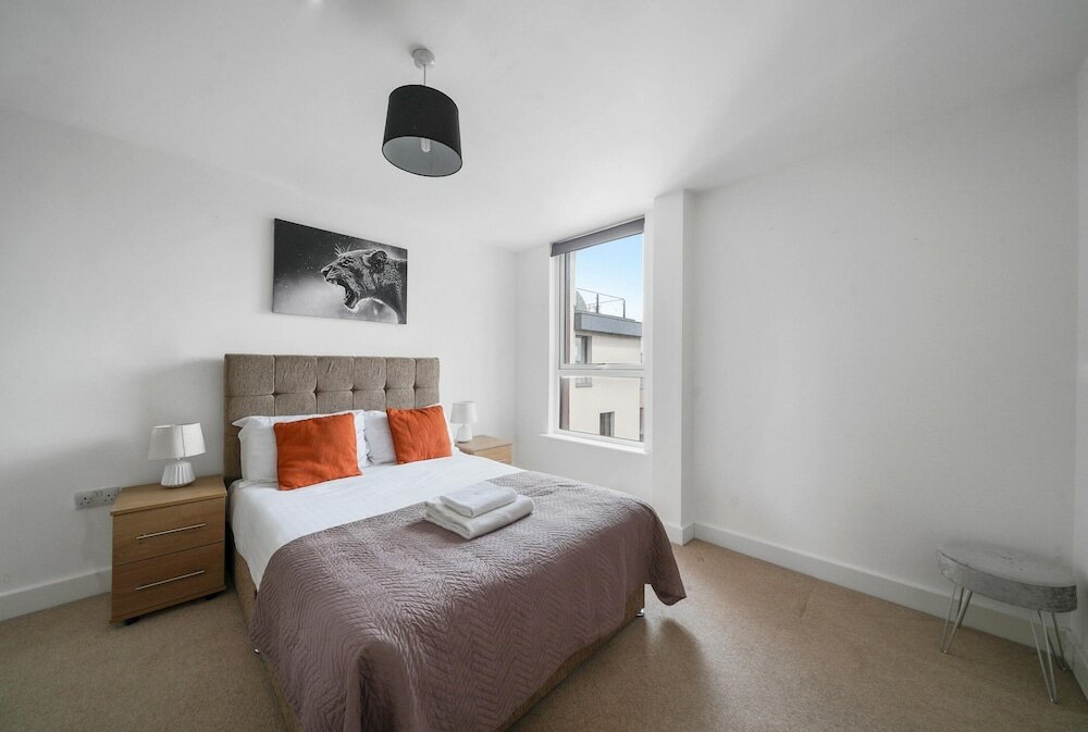 Фото 2 Bdrm Penthouse with parking Wycombe