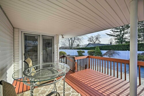 Гостиница Quiet Commack Cottage w Pool, 8 Mi to Beach! в Коммаке