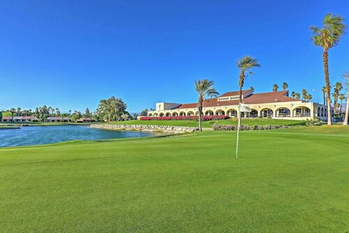 Гостиница Desert Sanctuary w BBQ & Golf Course Views! в Палм Дезерте