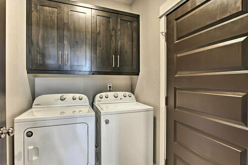 Гостиница Bend Home w Patio + Fire Pits 3 Mi to Dtwn в Бенде